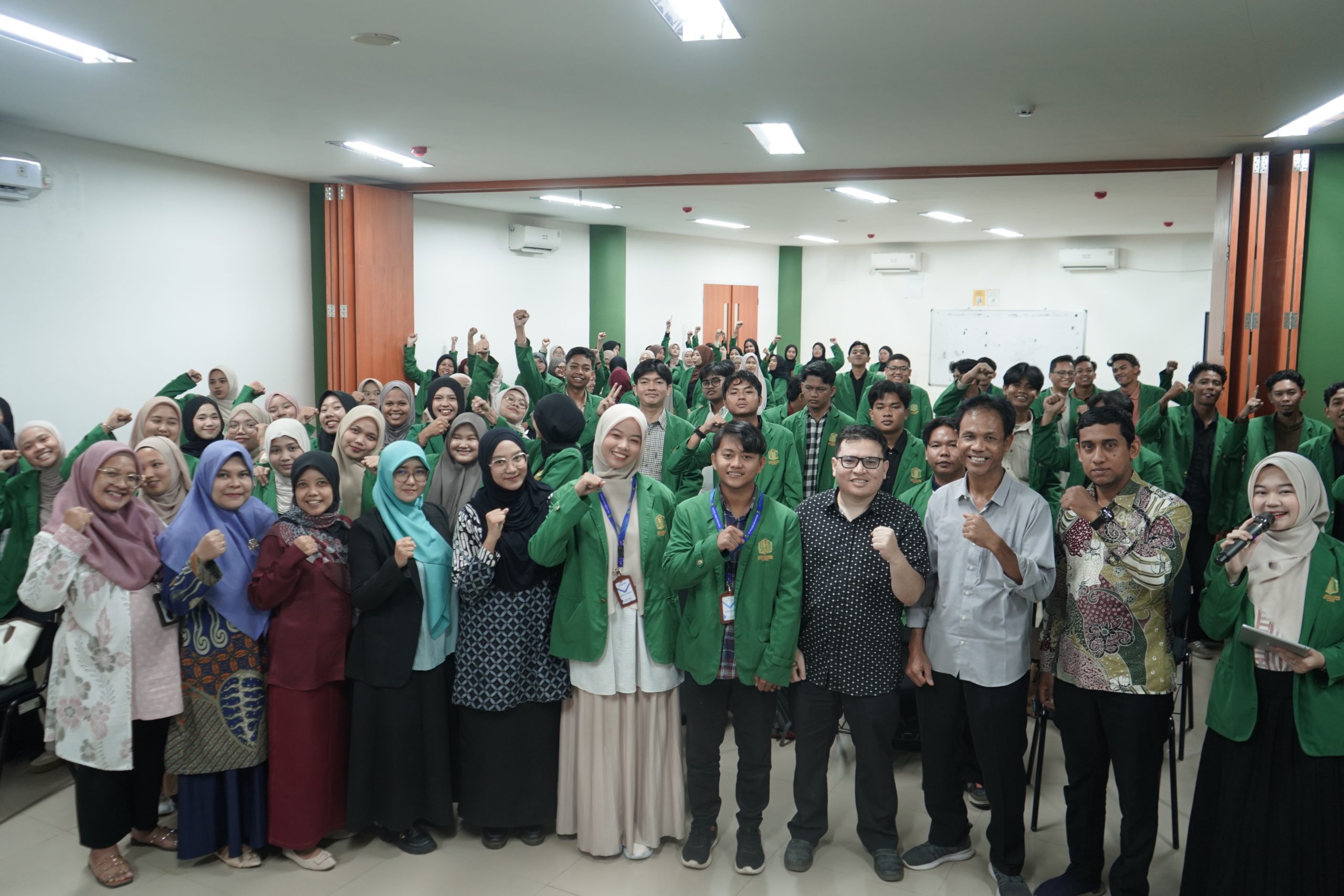 Samarinda — Fakultas Ushuluddin, Adab, dan Dakwah (FUAD) Universitas Islam Negeri Sultan Aji Muhammad Idris (UINSI) Samarinda melaksanakan kegiatan Pembekalan Program Merdeka Belajar Kampus Merdeka (MBKM) pada Selasa, 2026. Kegiatan ini dilaksanakan secara daring melalui Zoom Meeting dan diikuti oleh 101 peserta dari berbagai program studi di lingkungan FUAD. Kegiatan pembekalan tersebut dibuka secara langsung oleh Dekan FUAD UINSI Samarinda, Prof. Dr. M. Abzar D, M.Ag. Dalam sambutannya, beliau menyampaikan bahwa program MBKM merupakan salah satu langkah strategis dalam meningkatkan kompetensi mahasiswa agar lebih siap menghadapi tantangan dunia kerja serta perkembangan kebutuhan masyarakat. Prof. Abzar menekankan pentingnya pemahaman mahasiswa terhadap mekanisme pelaksanaan MBKM, termasuk peluang pengembangan diri melalui kegiatan akademik maupun non-akademik yang dapat diambil di luar program studi. Pembekalan MBKM ini turut dihadiri oleh para Ketua Jurusan (Kajur) dan Ketua Program Studi (Kaprodi) dari masing-masing jurusan dan program studi di lingkungan FUAD. Kehadiran pimpinan akademik tersebut menjadi bentuk dukungan dalam menyukseskan implementasi MBKM di FUAD UINSI Samarinda. Selama kegiatan berlangsung, mahasiswa menunjukkan antusiasme yang tinggi. Hal tersebut terlihat dari partisipasi aktif peserta dalam menyimak materi serta keterlibatan dalam sesi diskusi dan tanya jawab yang berjalan interaktif. Melalui kegiatan pembekalan ini, FUAD UINSI Samarinda berharap mahasiswa dapat memahami secara menyeluruh tentang program MBKM, mulai dari tujuan, prosedur pendaftaran, hingga manfaat yang dapat diperoleh. Dengan demikian, mahasiswa dapat mempersiapkan diri secara optimal untuk mengikuti program MBKM pada tahun 2026. Kegiatan ini menjadi bagian dari komitmen FUAD UINSI Samarinda dalam mendukung program Merdeka Belajar Kampus Merdeka sebagai upaya peningkatan kualitas pendidikan serta penguatan kompetensi lulusan.